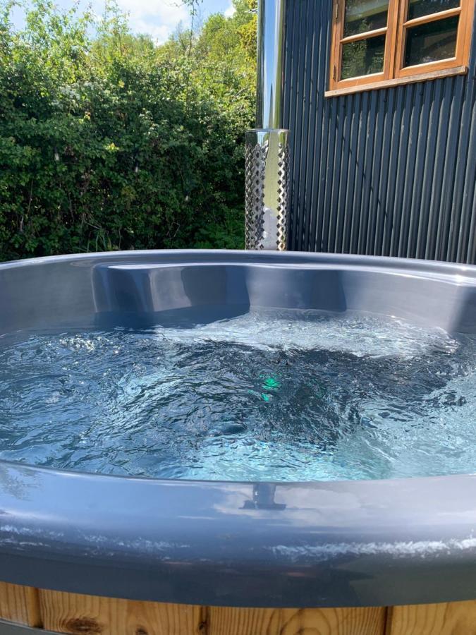 Shepherds Hut With Scandinavian Hot Tub And Hydromassager Sway エクステリア 写真