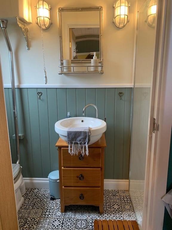 Shepherds Hut With Scandinavian Hot Tub And Hydromassager Sway エクステリア 写真