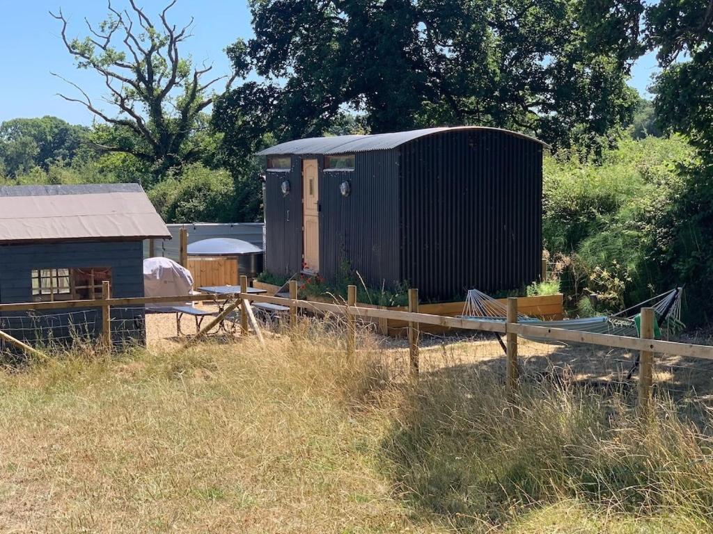 Shepherds Hut With Scandinavian Hot Tub And Hydromassager Sway エクステリア 写真