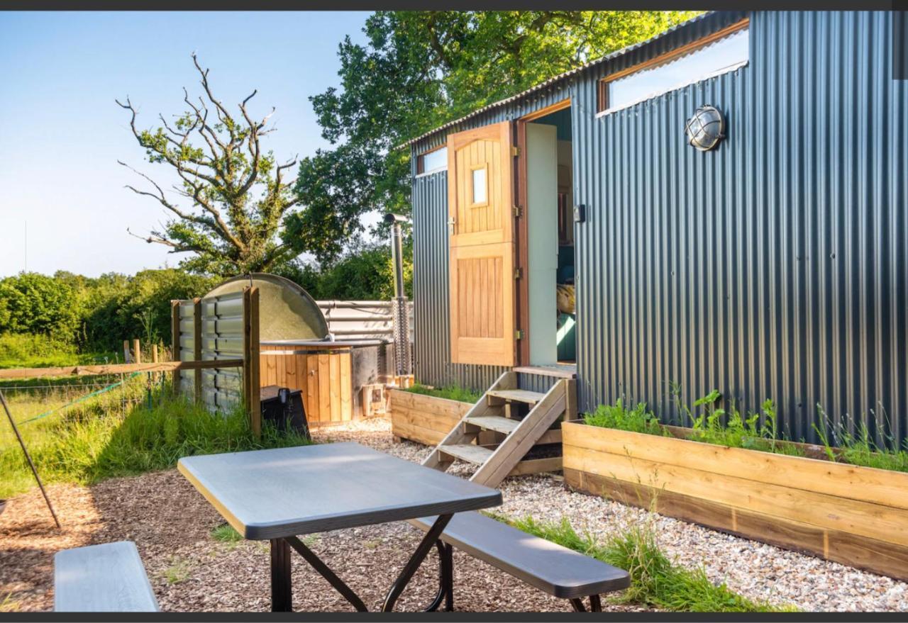 Shepherds Hut With Scandinavian Hot Tub And Hydromassager Sway エクステリア 写真