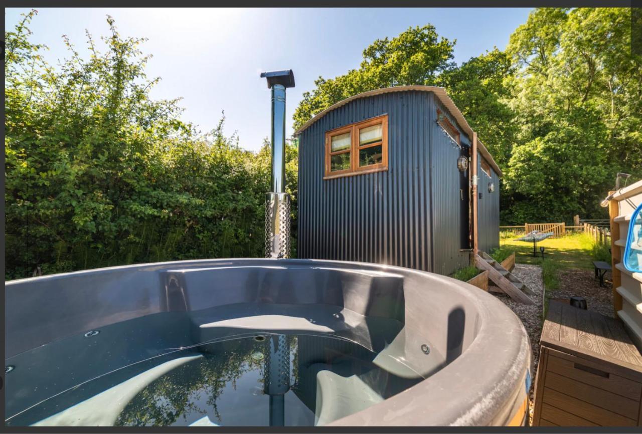Shepherds Hut With Scandinavian Hot Tub And Hydromassager Sway エクステリア 写真